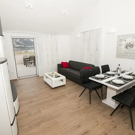 Lct Apartment Laura Omis Exterior photo
