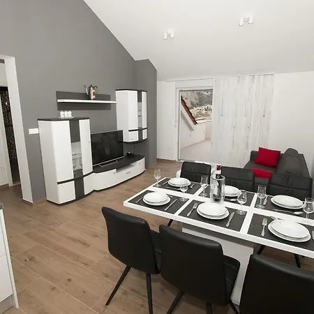 Lct Apartment Laura Omis Exterior photo