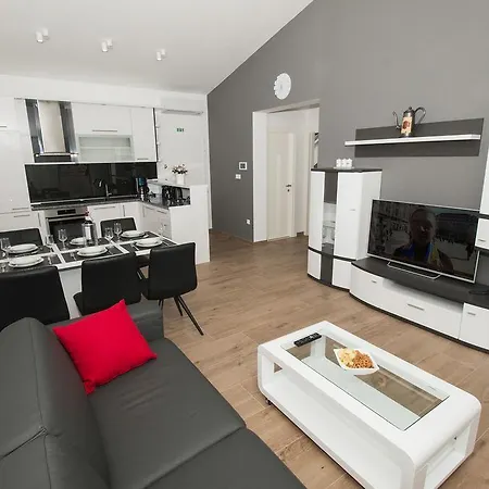Lct Apartment Laura Omis Exterior photo